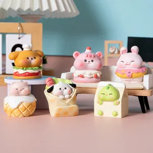 Colección de mini figuritas de animales de dibujos animados en un sofá en miniatura