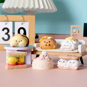 Vista detallada de seis lindas figuras en miniatura con forma de animales en escritorio