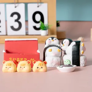 Primer plano de lindas figuritas de sushi de pingüino y comida de hámster para escritorio