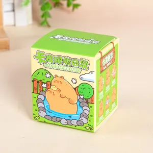 Gedetailleerd zicht op de Capybara Daily cartoon blind box verpakking met illustraties.