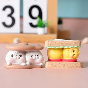Lindas figuras de animales de dibujos animados en la mesa