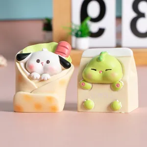 Primer plano de dos lindas figuras de dibujos animados con temas de comida para decorar