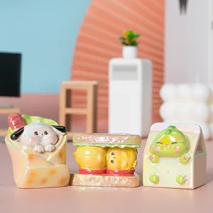 Primer plano de tres lindas figuritas de animales de resina para decorar escritorios.