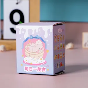 Detalle del empaque de la caja sorpresa Daily Gourmet Serie 2 en un escritorio