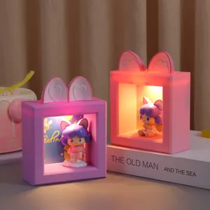 Adorno de luz nocturna de resina universo de niña linda con cálido brillo LED para escritorio