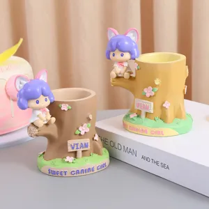 Primer plano de dos simpáticos portalápices de resina con diseño de niña anime