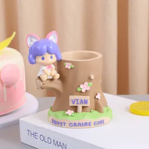 Vista detallada de una linda niña de dibujos animados en una hucha de resina de árbol