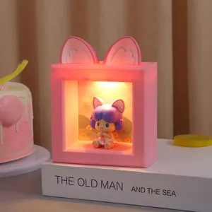 Vista detallada de una figura de niña linda en una luz nocturna rosa con orejas de gato