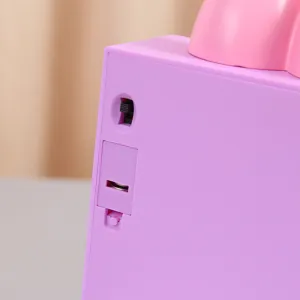 Detalle del compartimento de la batería y el interruptor de un organizador de escritorio