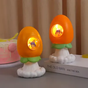 Adorno de resina con forma de zanahoria, luz cálida y un lindo personaje en su interior