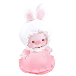 Linda hucha de cerdito con capucha de conejo blanca y un elegante vestido rosa.