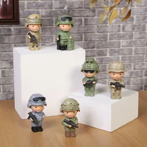Detaillierte Nahaufnahme von sechs Miniatur-Soldatenfiguren aus Harz in Tarnkleidung.