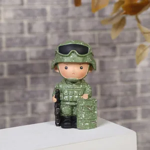 Detailansicht der dekorativen Miniatur-Soldatenfigur mit grüner Tarnuniform