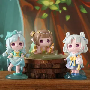 Dettaglio di tre graziose statuette anime in resina serie Spring Breeze su base in legno