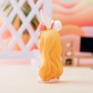 Vue arrière d'une figurine de fille de conte de fées avec longs cheveux jaunes et oreilles