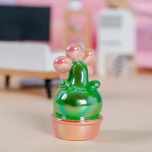 Primer plano de una figura de elfo cactus de resina perlada para decoración de escritorio