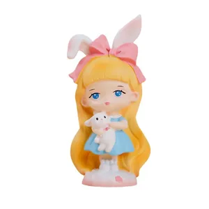 Mignonne figurine de fille de conte avec nœud rose, oreilles et petit lapin blanc