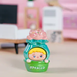 Detalle de una linda figurita de elfo en resina con loto rosa y maceta #PEACE#