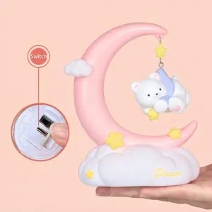 Linda luz nocturna de luna creciente rosa con un oso durmiendo sobre una base de nube