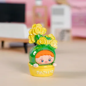 Primer plano de figurita de resina de elfo cactus con monedas de oro en maceta amarilla