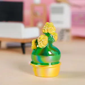 Vista detallada de una figura de cactus de resina iridiscente con flores de monedas de oro.