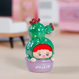 Primer plano de una simpática figurita de hada cactus de resina para decoración