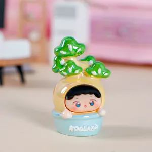 Primer plano de figura de caja ciega de elfo feliz de resina con pino