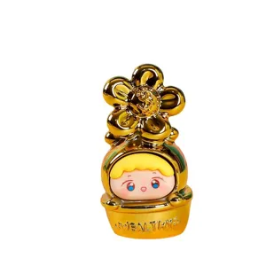 Figura de elfo feliz de resina dorada en una maceta para decoración de escritorio