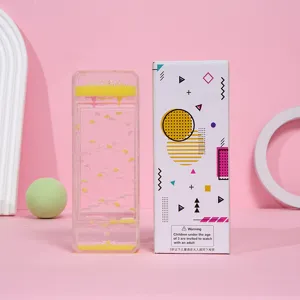 Detalle de burbujeador de líquido amarillo y su caja de empaque geométrica