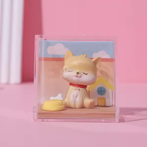 Κοντινό πλάνο ενός χαριτωμένου ειδωλίου Shiba Inu από ρητίνη σε κουτί μικροτοπίου.