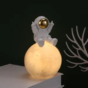 Ornamento in resina astronauta seduto sulla lampada lunare per camera da letto