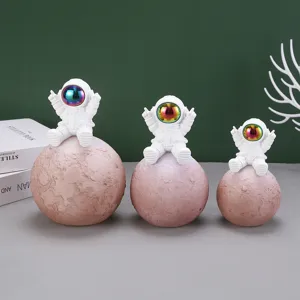 Set di tre statuette di astronauti su pianeti per una decorazione creativa della camera