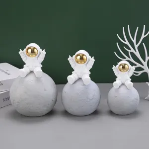 Tre statuine creative di astronauti in resina su sfere lunari decorative