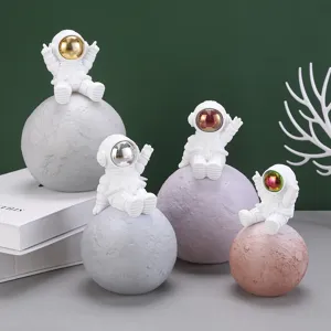 Set di figurine di astronauti sul pianeta in resina luci notturne decorative per la camera