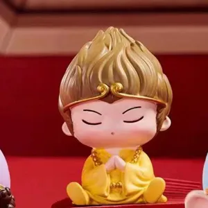 Niedliche Q-Version Sun Wukong Figur in gelber Mönchsrobe für die Schreibtischdeko