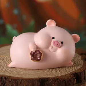 Primo piano di un simpatico maialino in resina rosa che tiene un ciambella al cioccolato