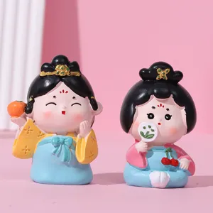 Vue détaillée de deux mignonnes figurines en résine de dames de la dynastie Tang pour voiture.