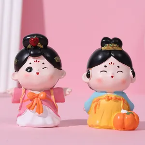 Vue détaillée de deux figurines de dames de la cour de la dynastie Tang en résine rose.