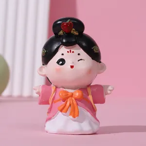 Gros plan d'une figurine en résine de dame de la dynastie Tang avec une robe rose et fraise