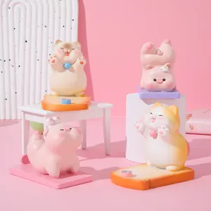 Sammlung süßer Shiba Inu und Schweinchen Handyhalter Figuren auf rosa Schreibtisch