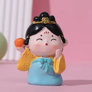Vue détaillée d'une figurine en résine de dame de la dynastie Tang tenant un kaki