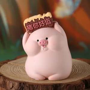 Primo piano di una simpatica statuetta di maiale rosa in resina con segno portafortuna