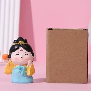 Détail d'une figurine de dame de la dynastie Tang en résine avec sa boîte brune