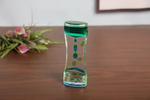 Vista detallada del temporizador de movimiento líquido bicolor azul y verde sobre madera