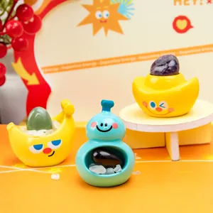 Gros plan de figurines de bureau mignonnes avec pierres précieuses polies naturelles