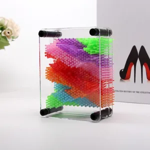Vista dettagliata del giocattolo 3D pin art arcobaleno con cornice in acrilico e spilli