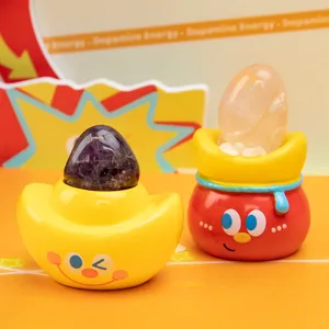 Gros plan sur d'adorables ornements de boîte aveugle avec améthyste et œufs en cristal.