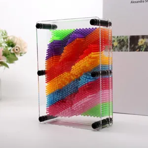 Primo piano che mostra i colorati spilli arcobaleno di un giocattolo pin art 3D in cornice