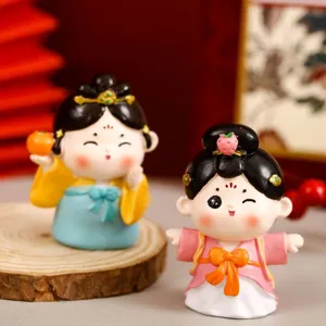 Gros plan de deux jolies figurines de dame de la dynastie Tang pour décoration
