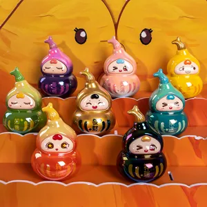 Dettaglio di mini figure colorate a forma di zucca su un espositore a livelli